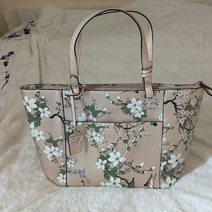 Lovely Guess tote